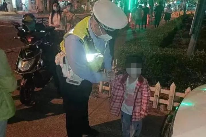 【社区帮困先锋队】晚间散步时走丢了4岁小姑娘 好心人和警察帮他们团聚