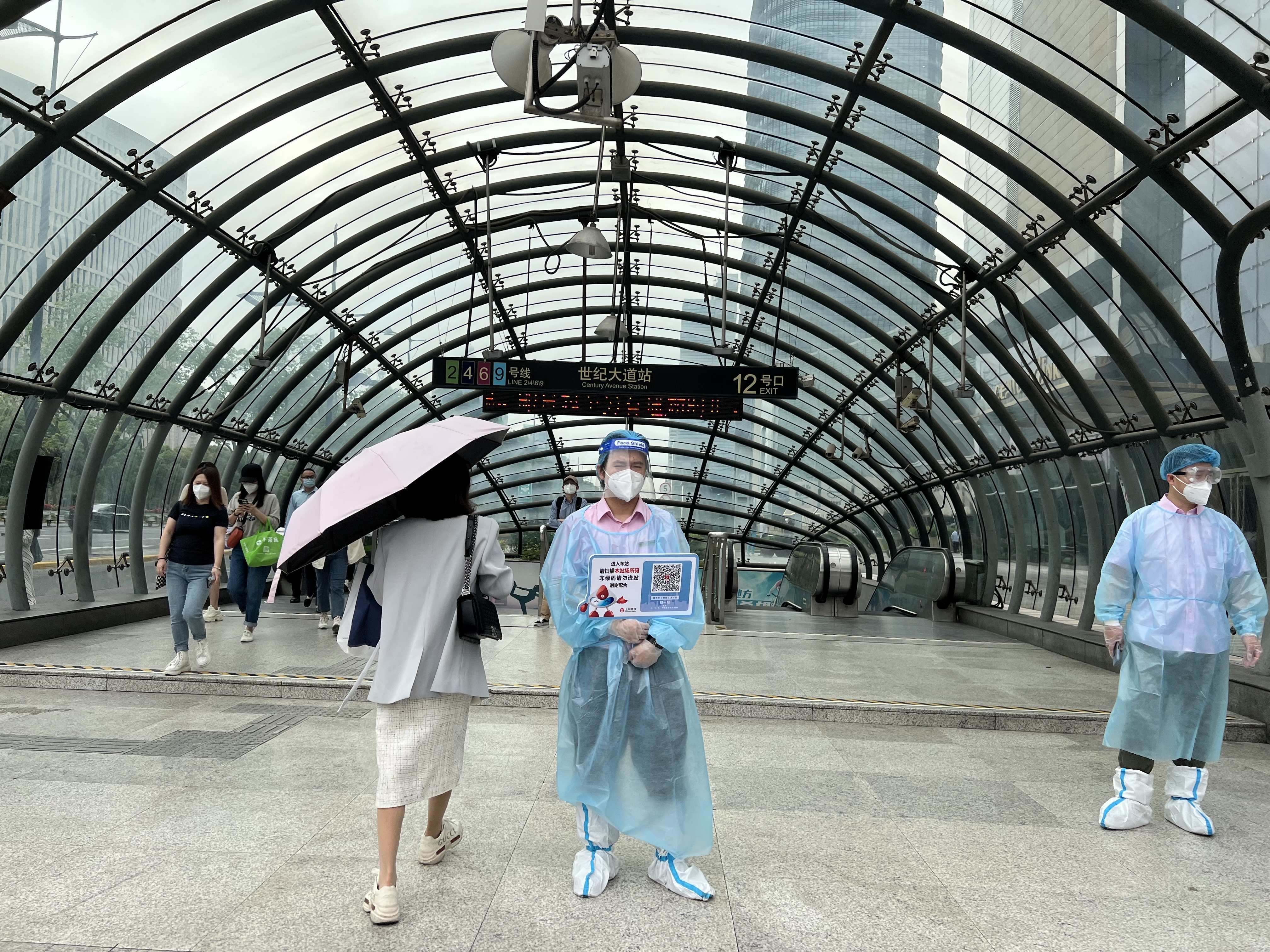 早安上海｜直击客流最大地铁站：换乘站厅有些空，车厢未满座