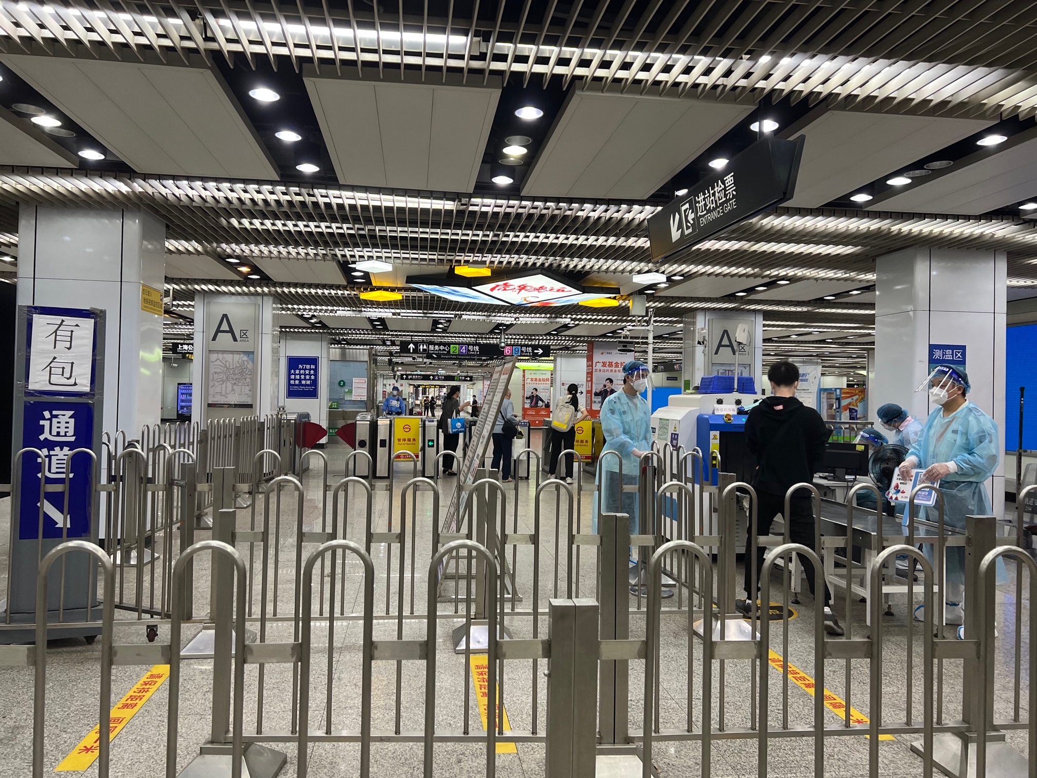 早安上海｜直击客流最大地铁站：换乘站厅有些空，车厢未满座