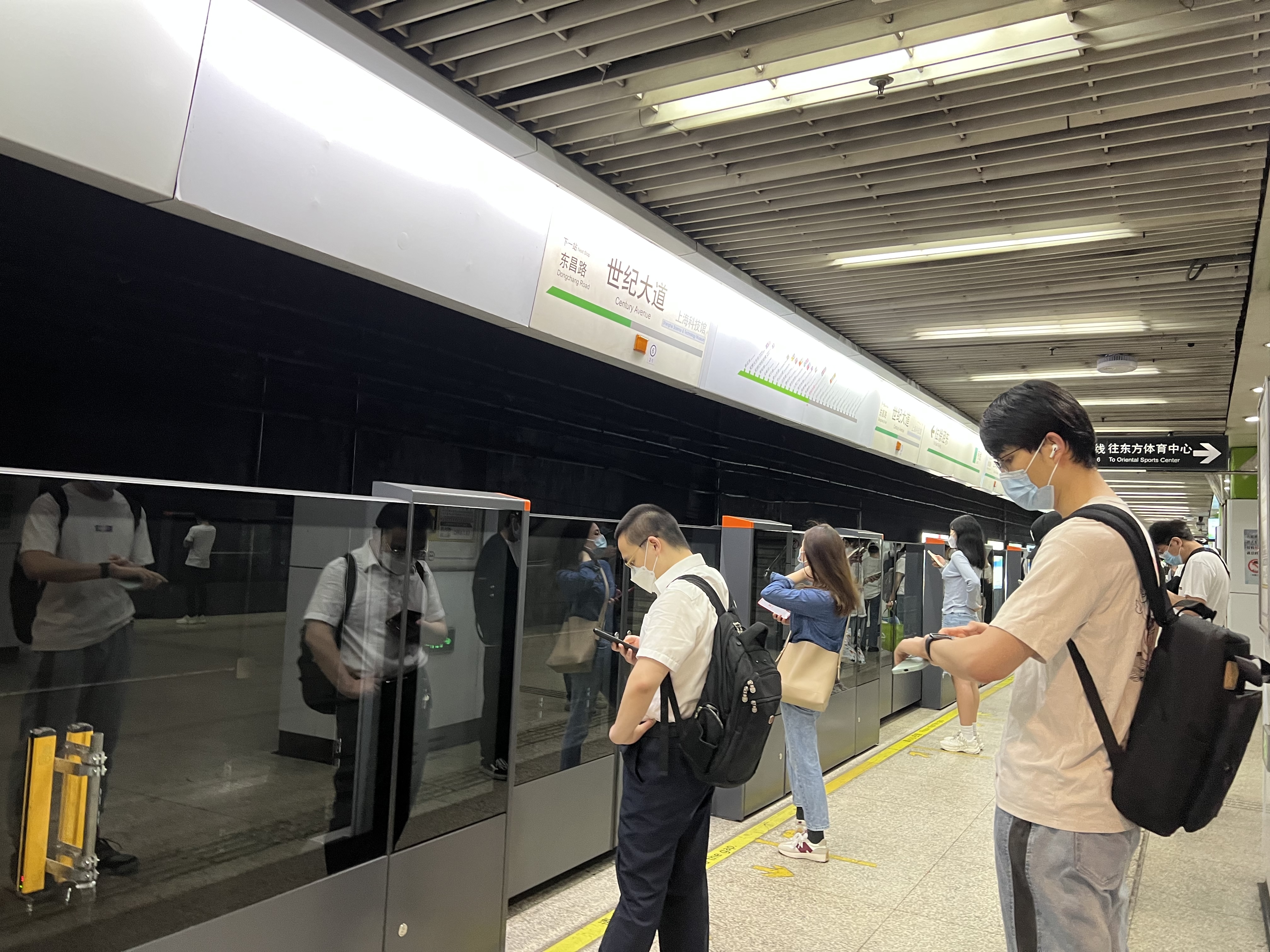 早安上海｜直击客流最大地铁站：换乘站厅有些空，车厢未满座