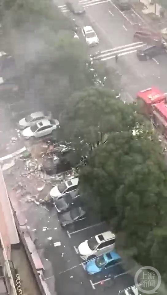 长沙早餐店起火后爆炸致1名消防员牺牲13人受伤，零星爆炸后发生一声巨响