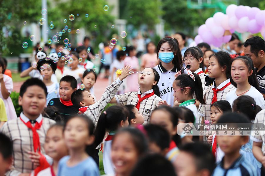 南宁市那考河小学举办第一届草坪音乐节(图1)