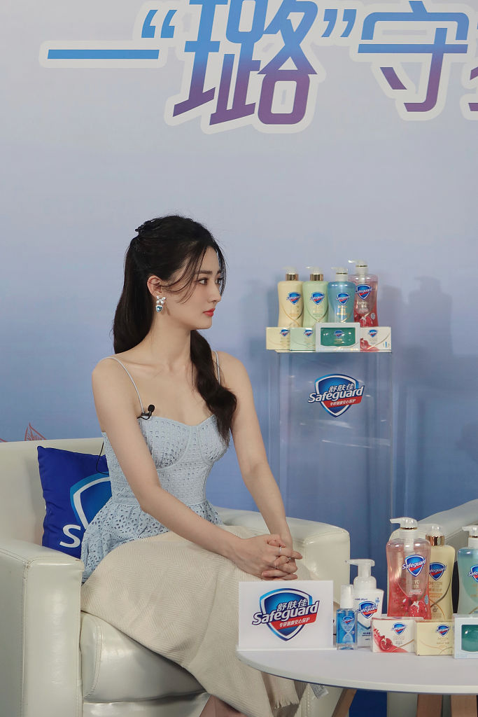 徐璐参加品牌活动微卷长发宛如公主 穿浅蓝色连衣裙清新动人