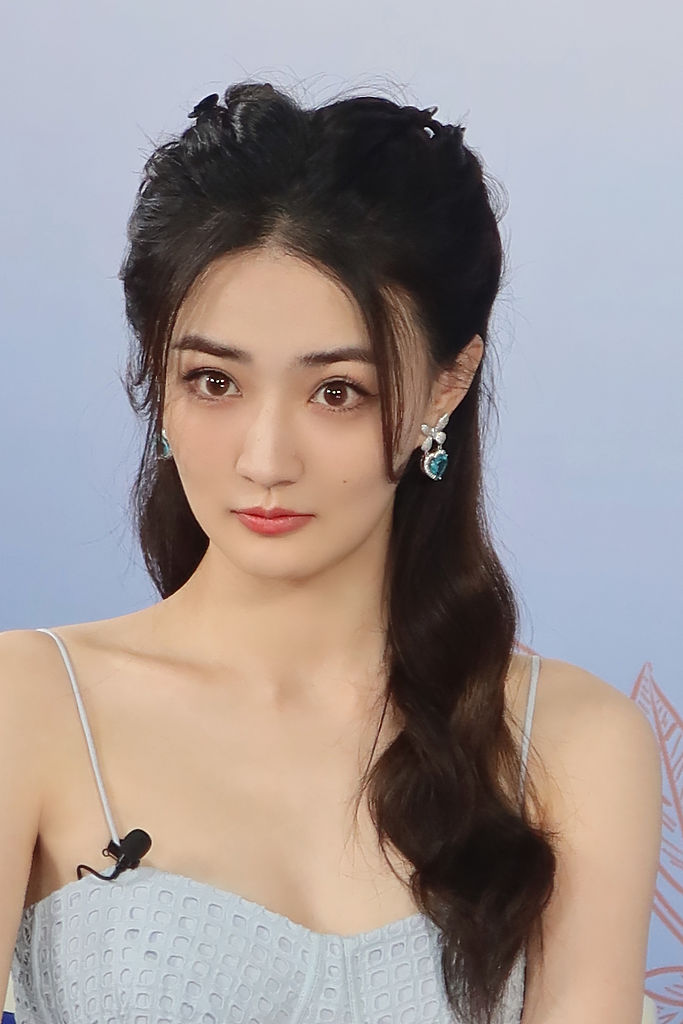 徐璐参加品牌活动微卷长发宛如公主 穿浅蓝色连衣裙清新动人