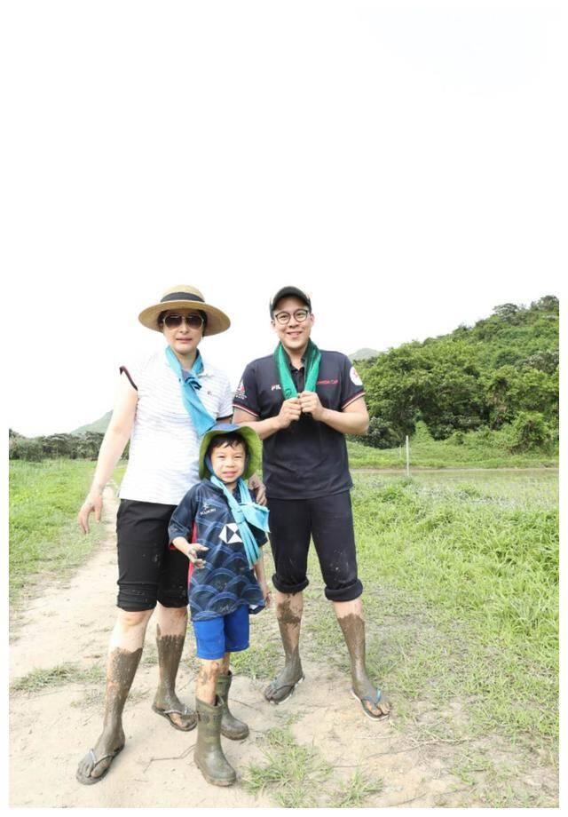 奥运会浓妆型有哪些(40岁郭晶晶登台表演芭蕾舞，霍启刚携儿子加油，罕见化浓妆“吓”到网友)