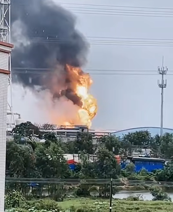 突发！茂名石化公司球罐泵泄漏引发火情，官方：火势已被控制