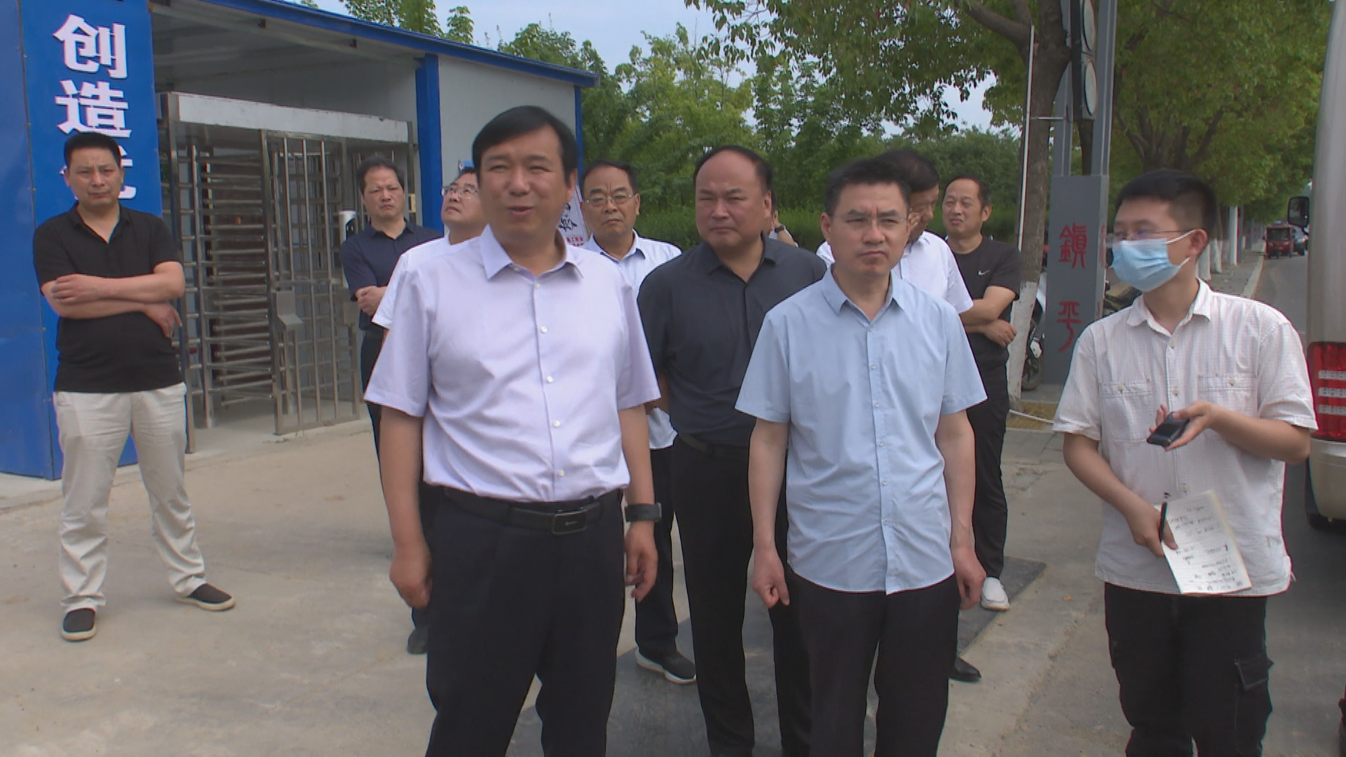 县委书记艾进德就重大交通基础设施项目建设进行现场办公