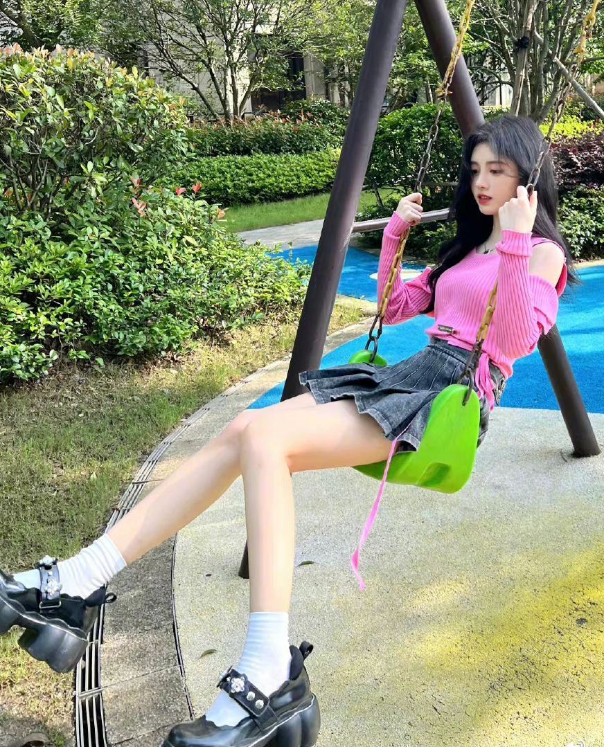 27岁鞠婧祎穿超短裙公园荡秋千，不惧身高脚踩外增高皮鞋好自信，腿细到好像假的