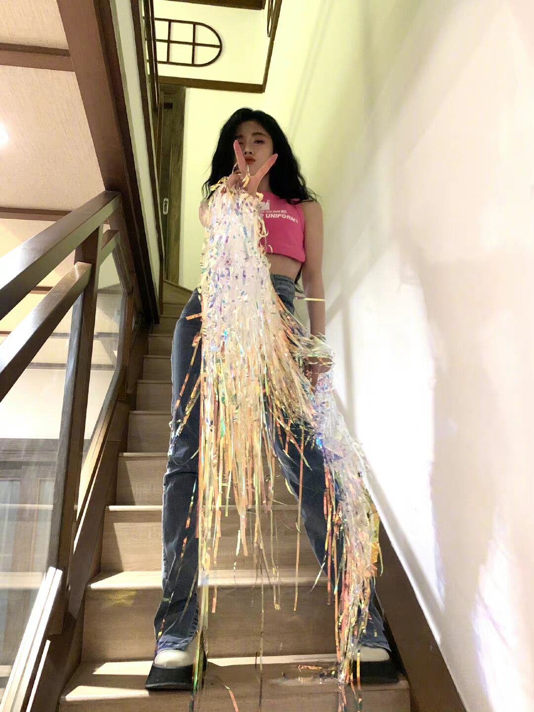 27岁鞠婧祎穿超短裙公园荡秋千，不惧身高脚踩外增高皮鞋好自信，腿细到好像假的