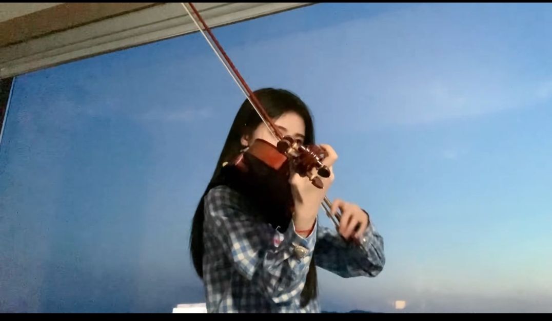 27岁鞠婧祎穿超短裙公园荡秋千，不惧身高脚踩外增高皮鞋好自信，腿细到好像假的