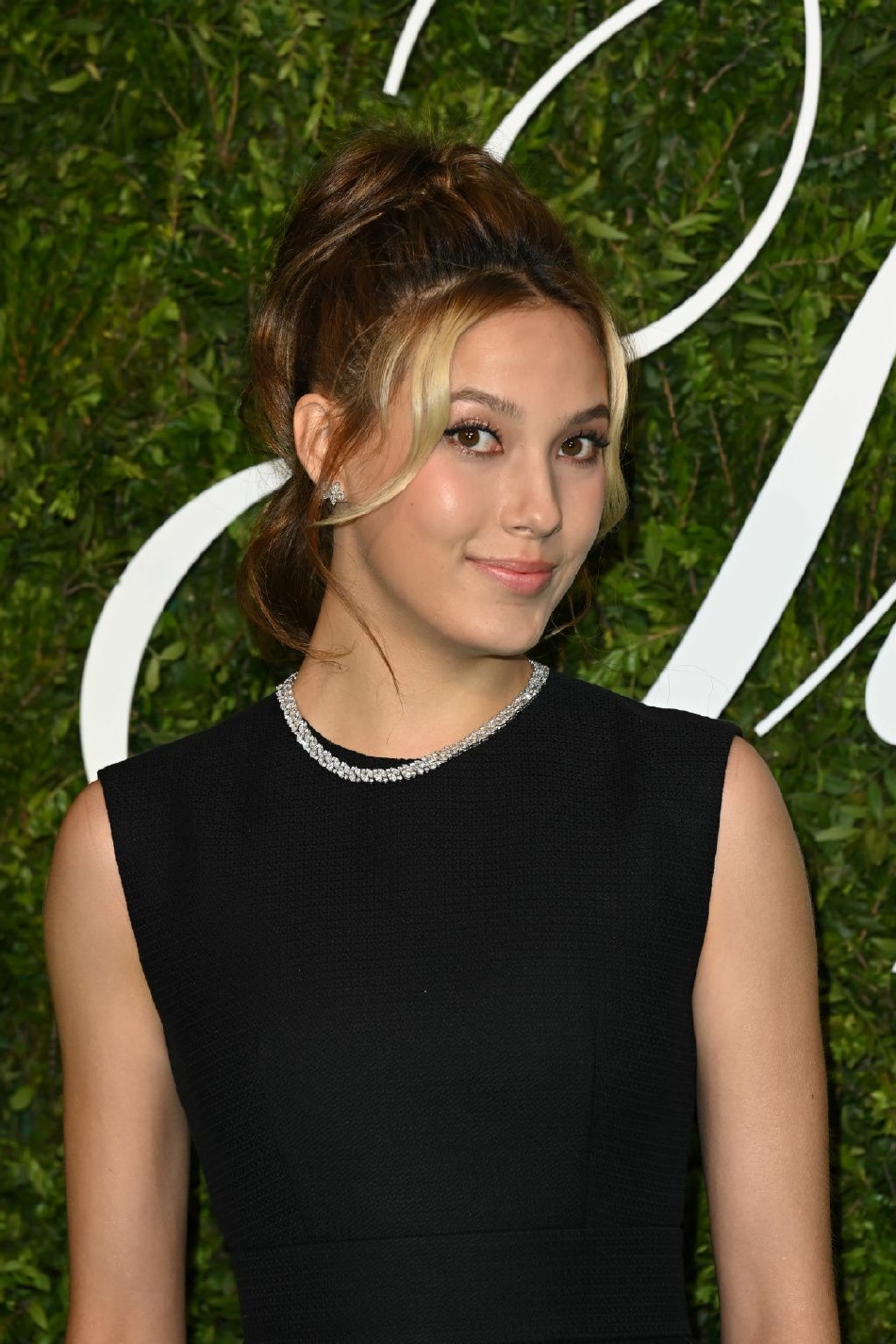 谷爱凌新造型致敬奥黛丽赫本 身穿黑色礼服气质佳