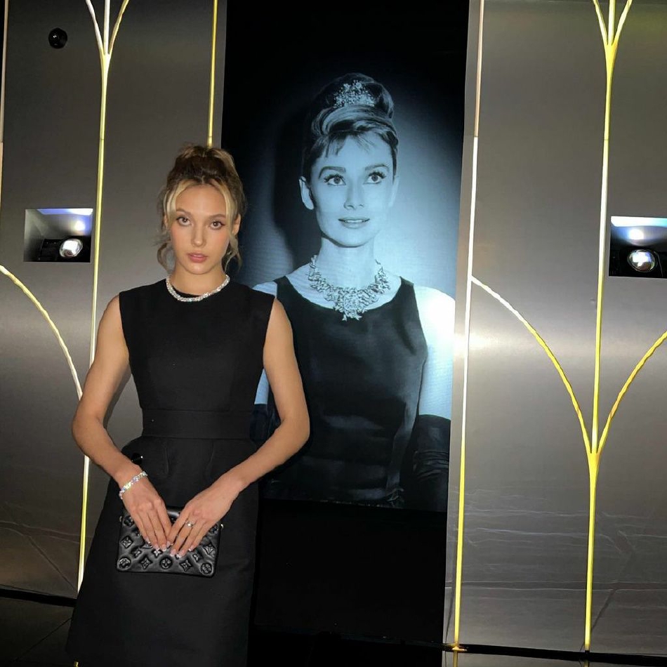 谷爱凌新造型致敬奥黛丽赫本 身穿黑色礼服气质佳