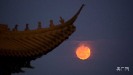 超级月亮现身天穹
