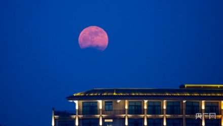 超级月亮现身天穹