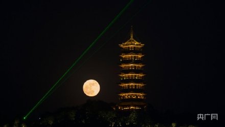 超级月亮现身天穹