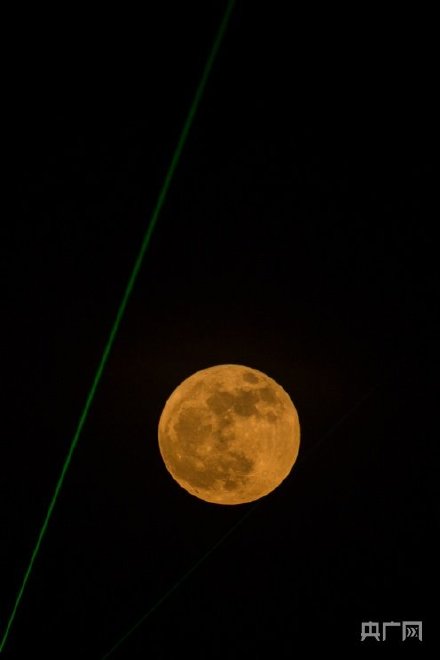 超级月亮现身天穹