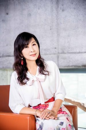 68岁美魔女歌手竟是「80家连锁美发大亨」！客人全是大咖巨星