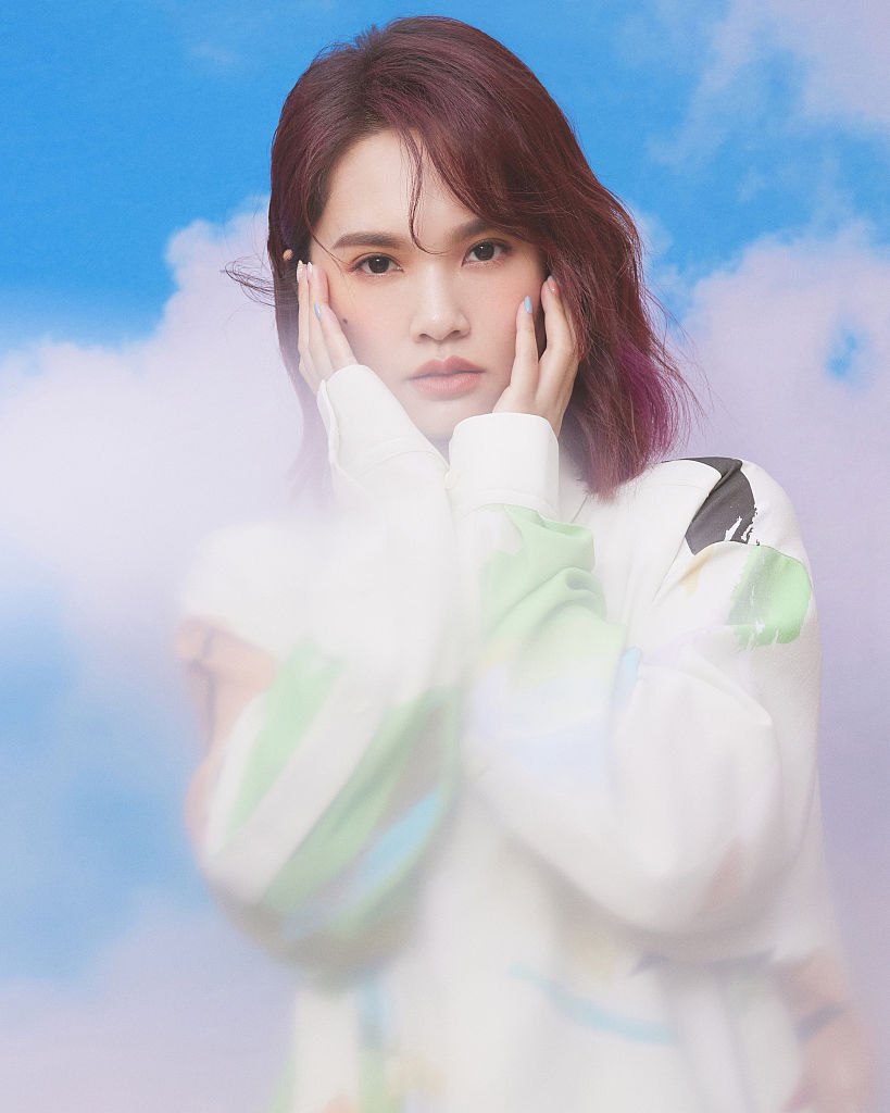 杨丞琳发布梦幻唯美写真 享受风拂云绕惬意舒适