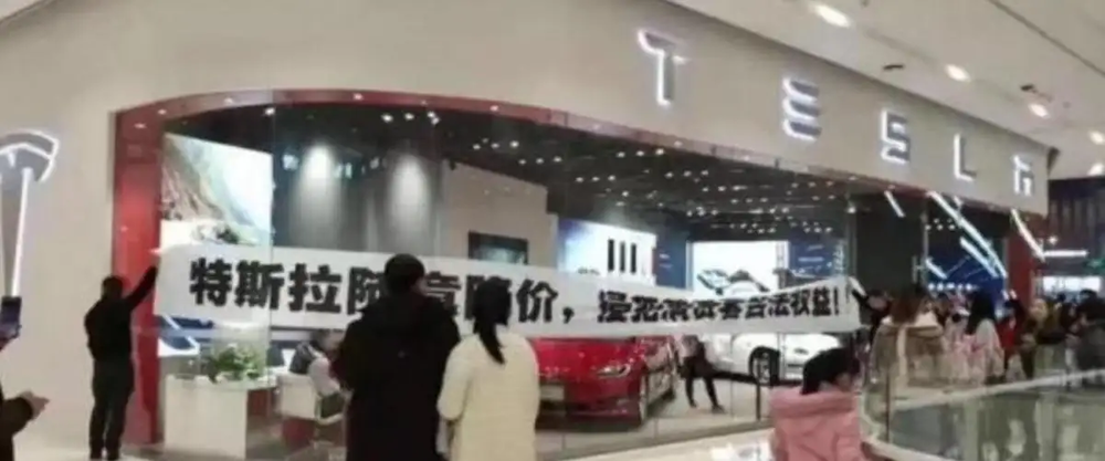 拧巴的蔚来新车，小心翼翼的李斌