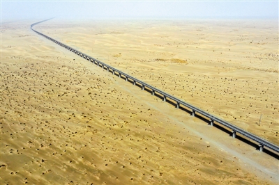 中国建成世界首条环沙漠铁路线