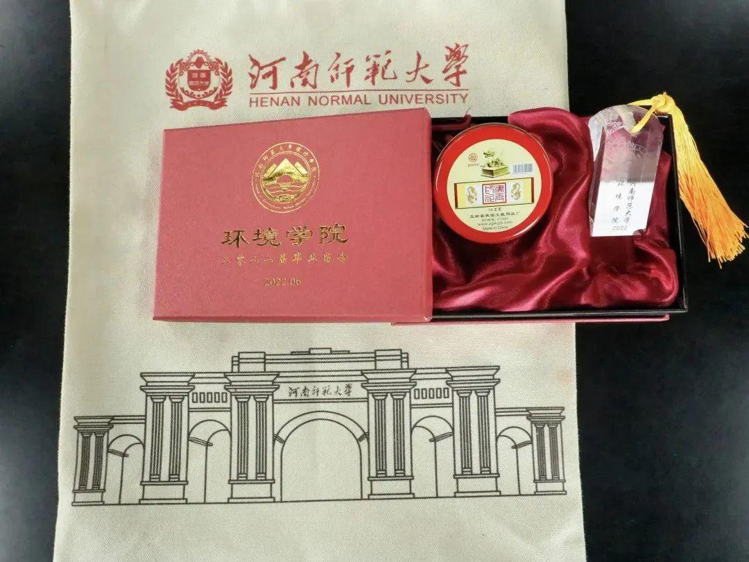 这些高校的毕业礼物，真的太暖了！看看你最喜欢哪一款？