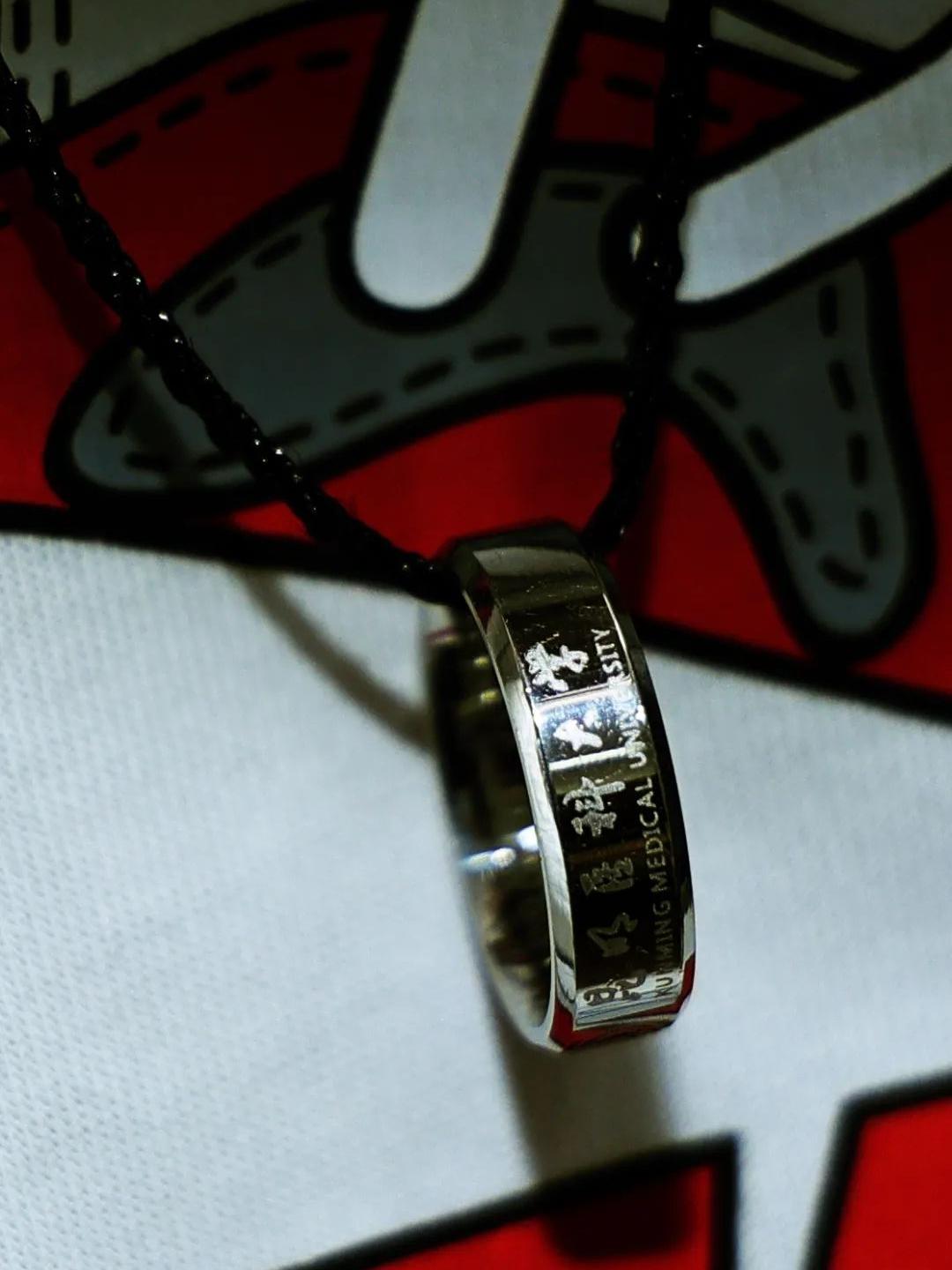 这些高校的毕业礼物，真的太暖了！看看你最喜欢哪一款？