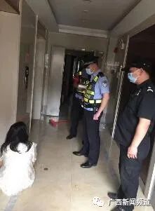 可怕！女子尾随住户进入广西一小区，从25楼扔下两个灭火器