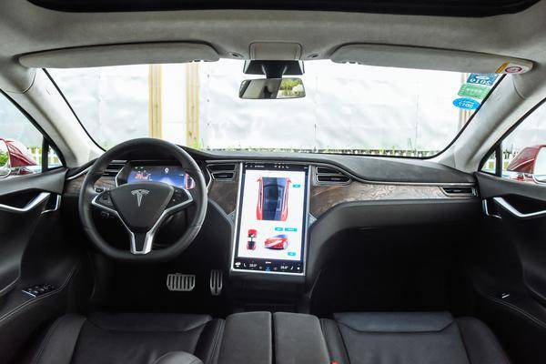 马斯克吐槽特斯拉车载浏览器不如 5 年前的 iPad，网友表示还是鸿蒙好