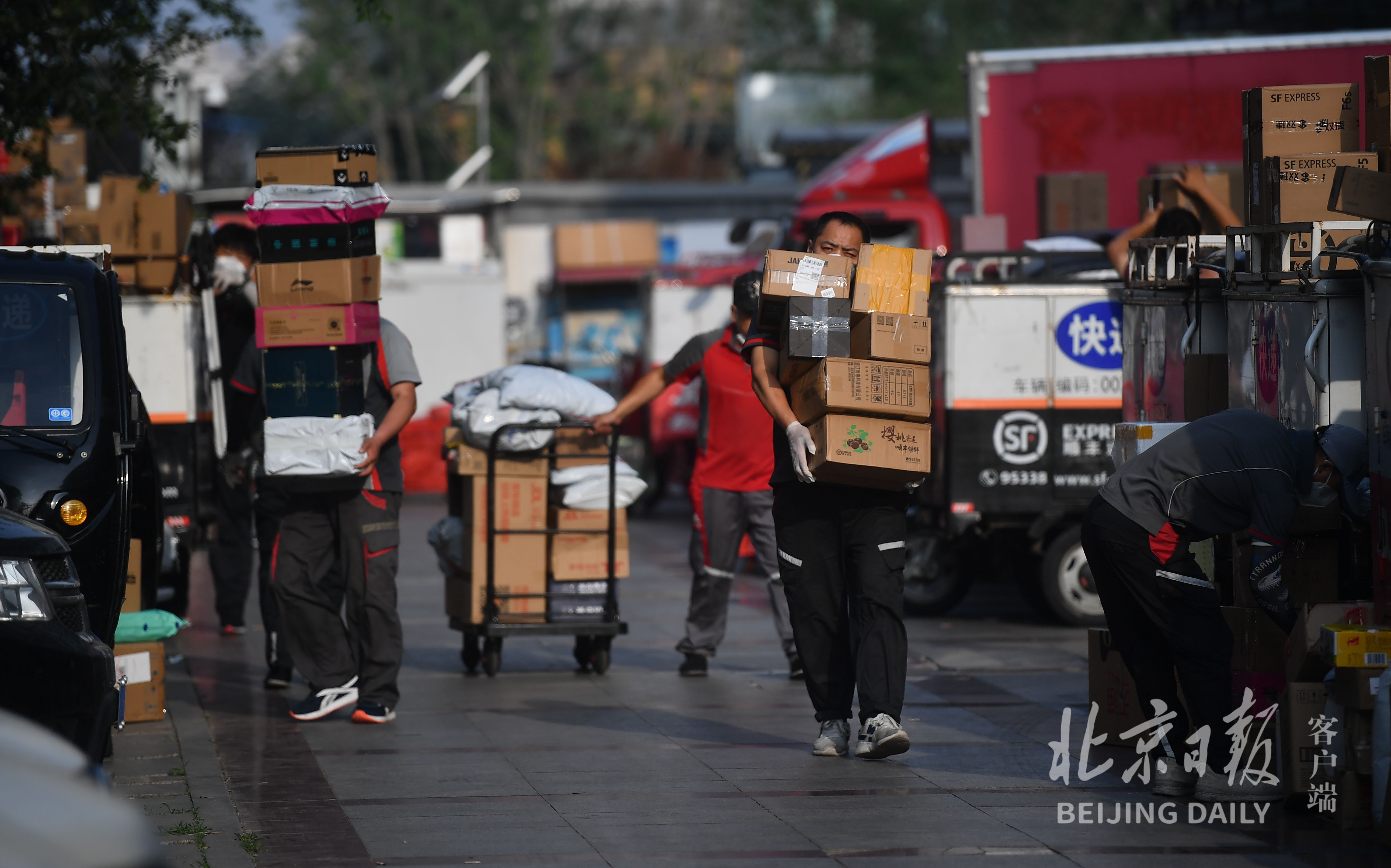 组图 | 618，快递小哥一早开启“最强”模式