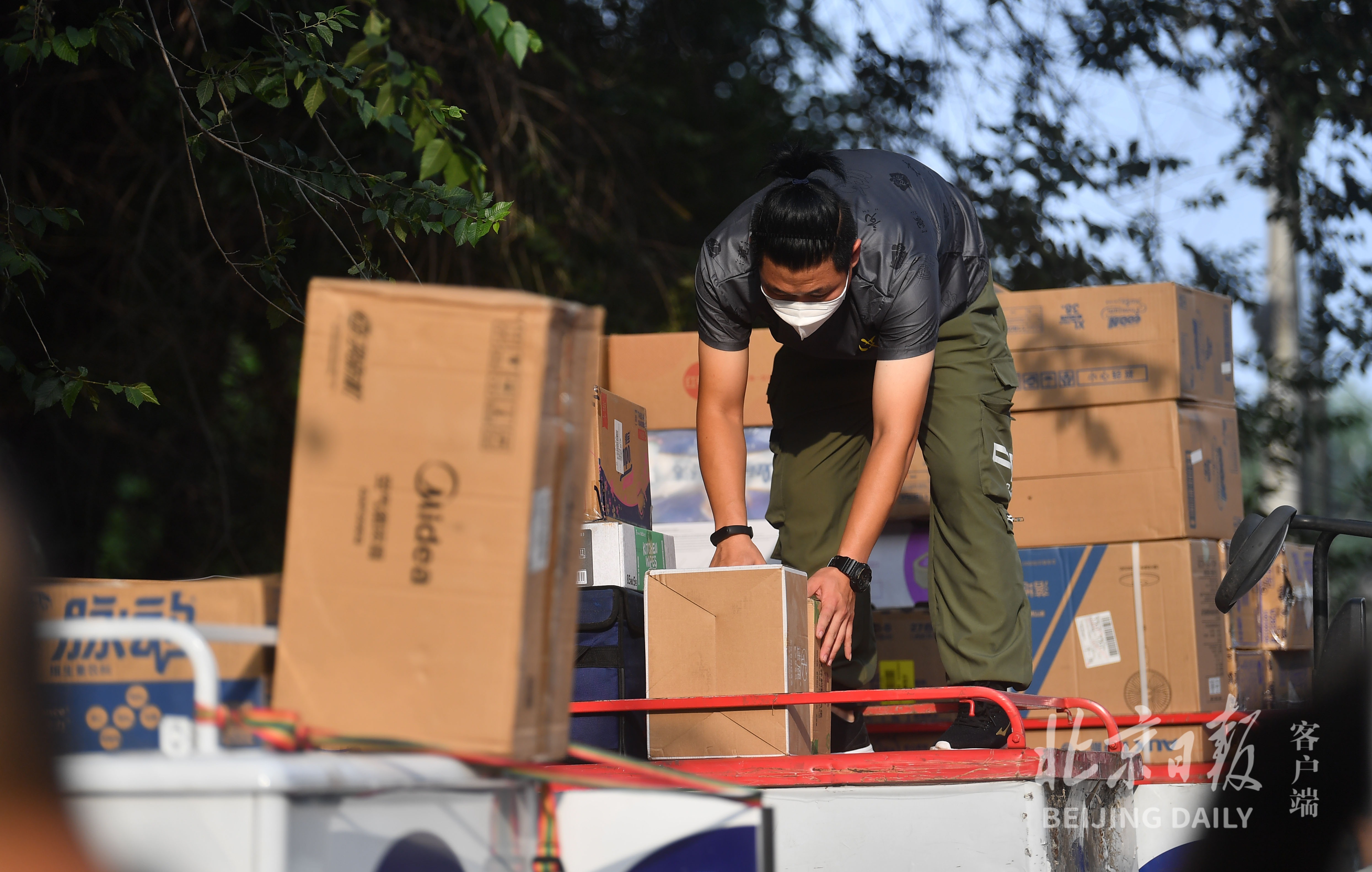 组图 | 618，快递小哥一早开启“最强”模式