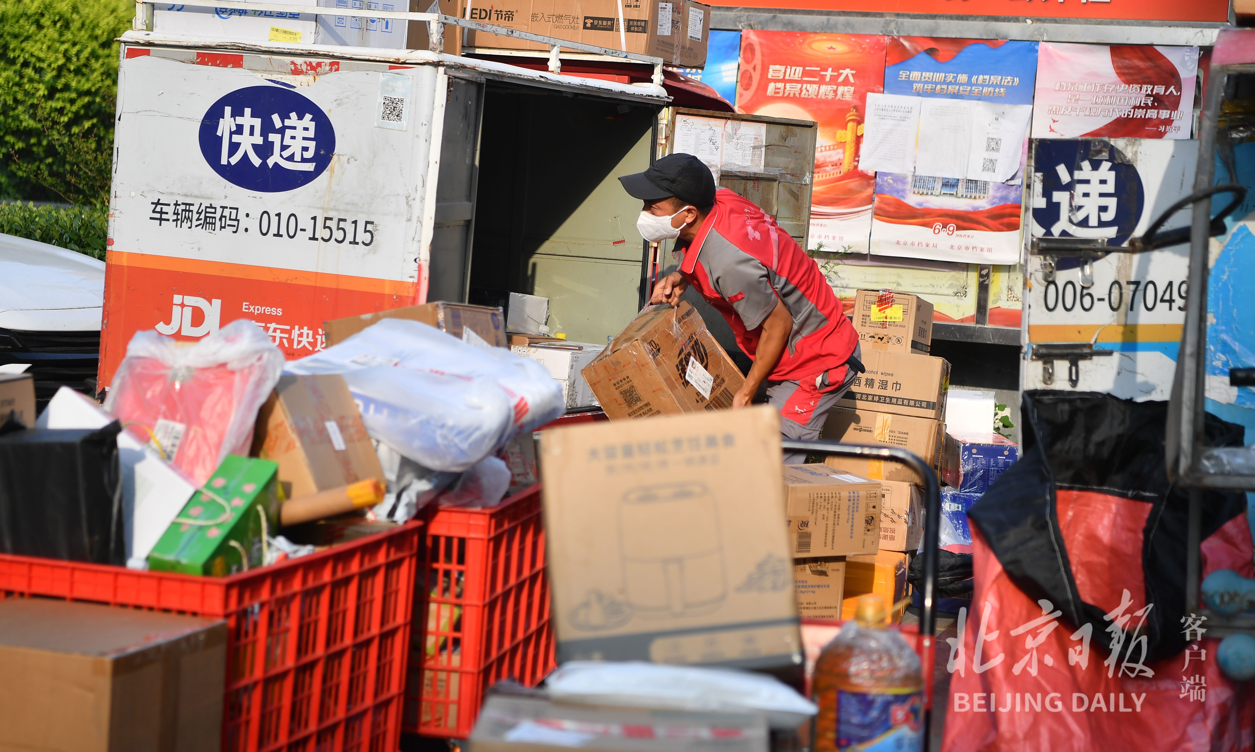 组图 | 618，快递小哥一早开启“最强”模式