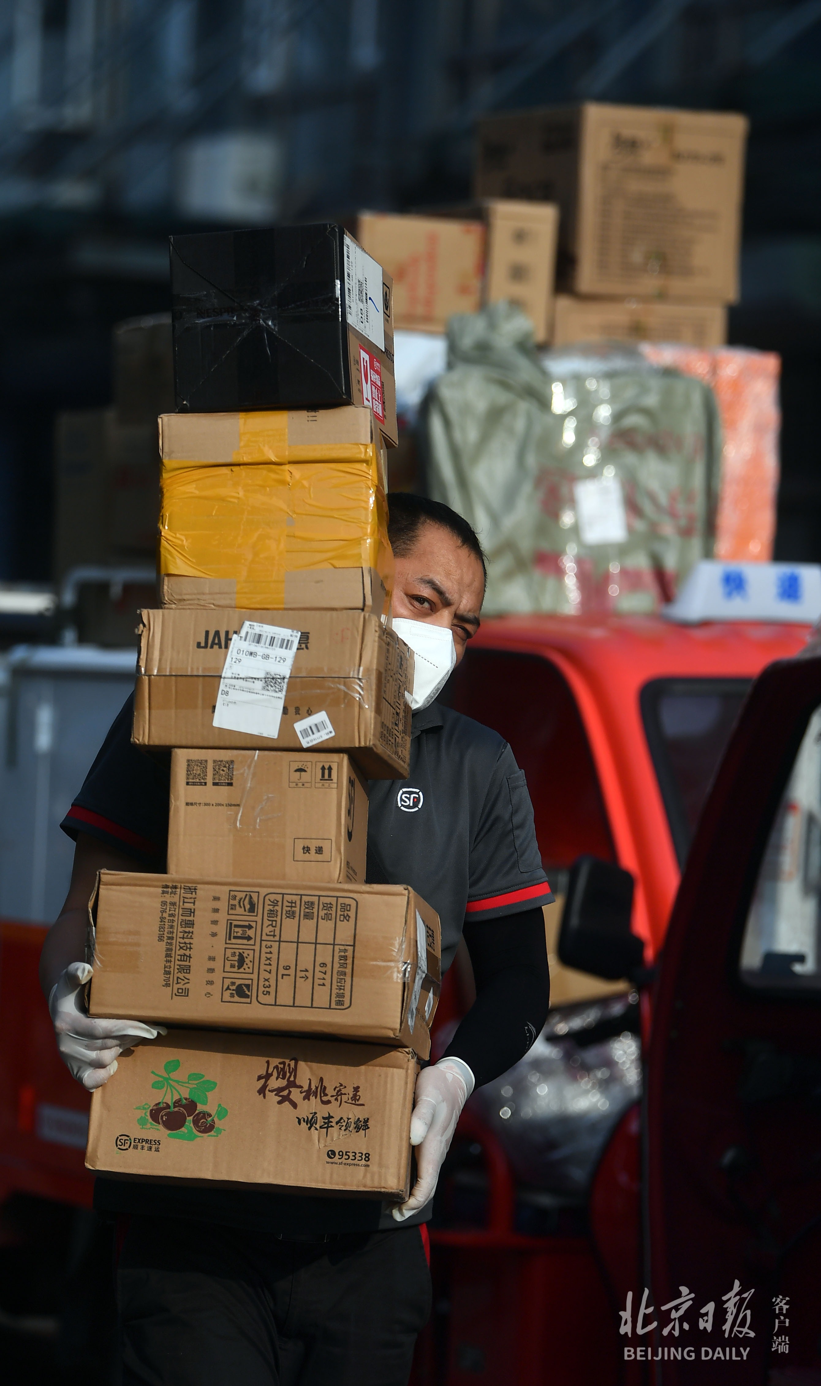 组图 | 618，快递小哥一早开启“最强”模式