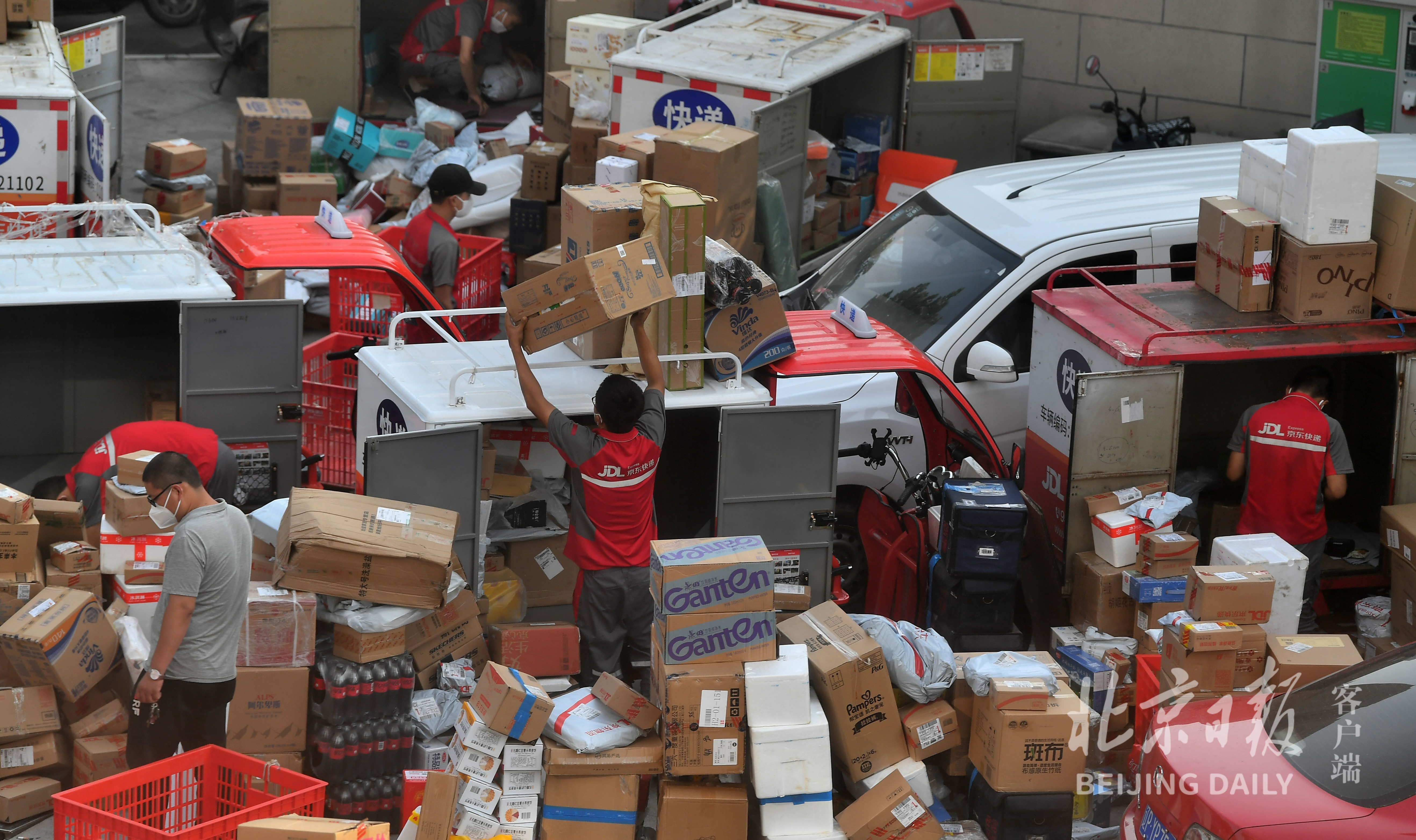 组图 | 618，快递小哥一早开启“最强”模式