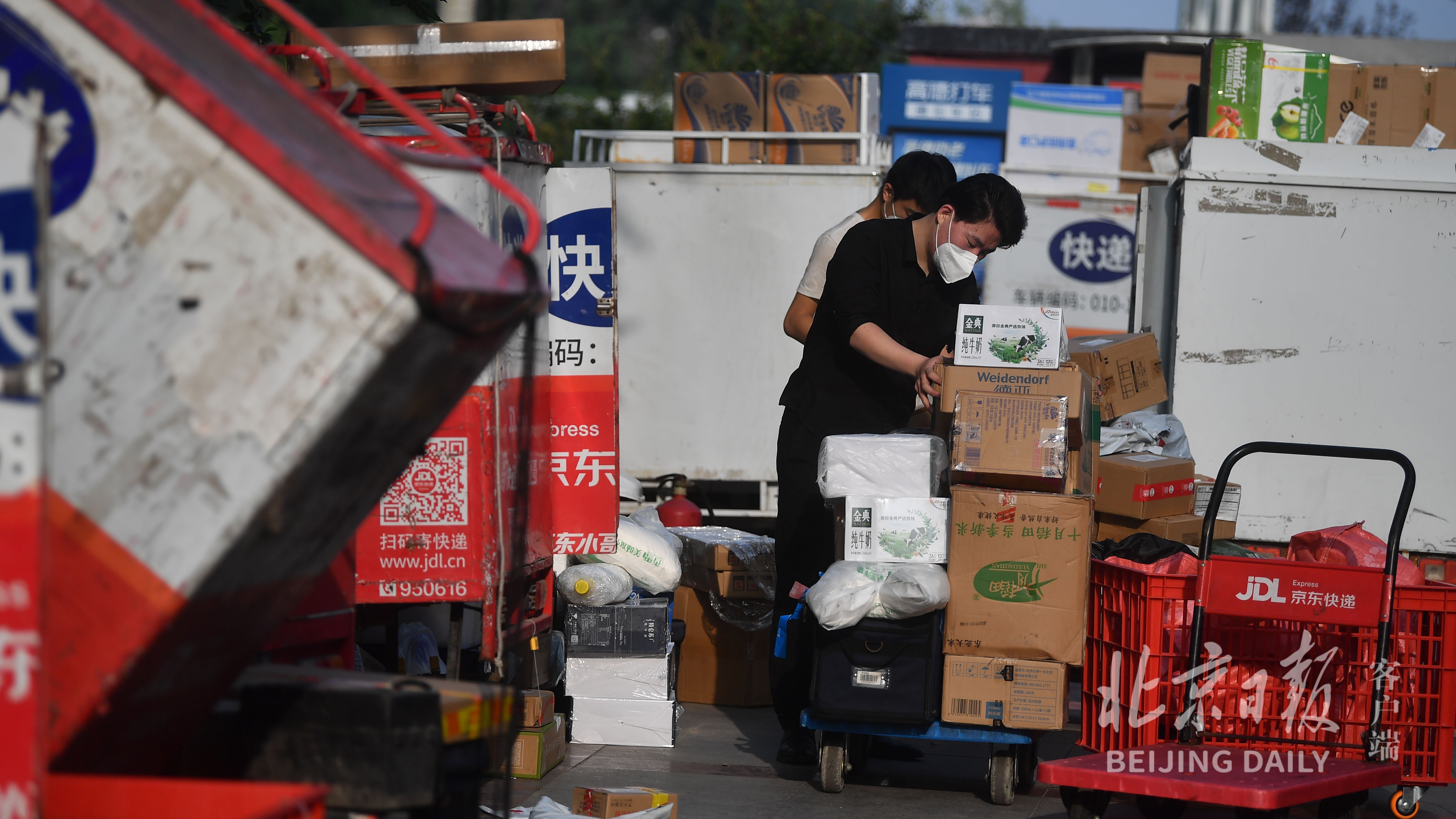 组图 | 618，快递小哥一早开启“最强”模式