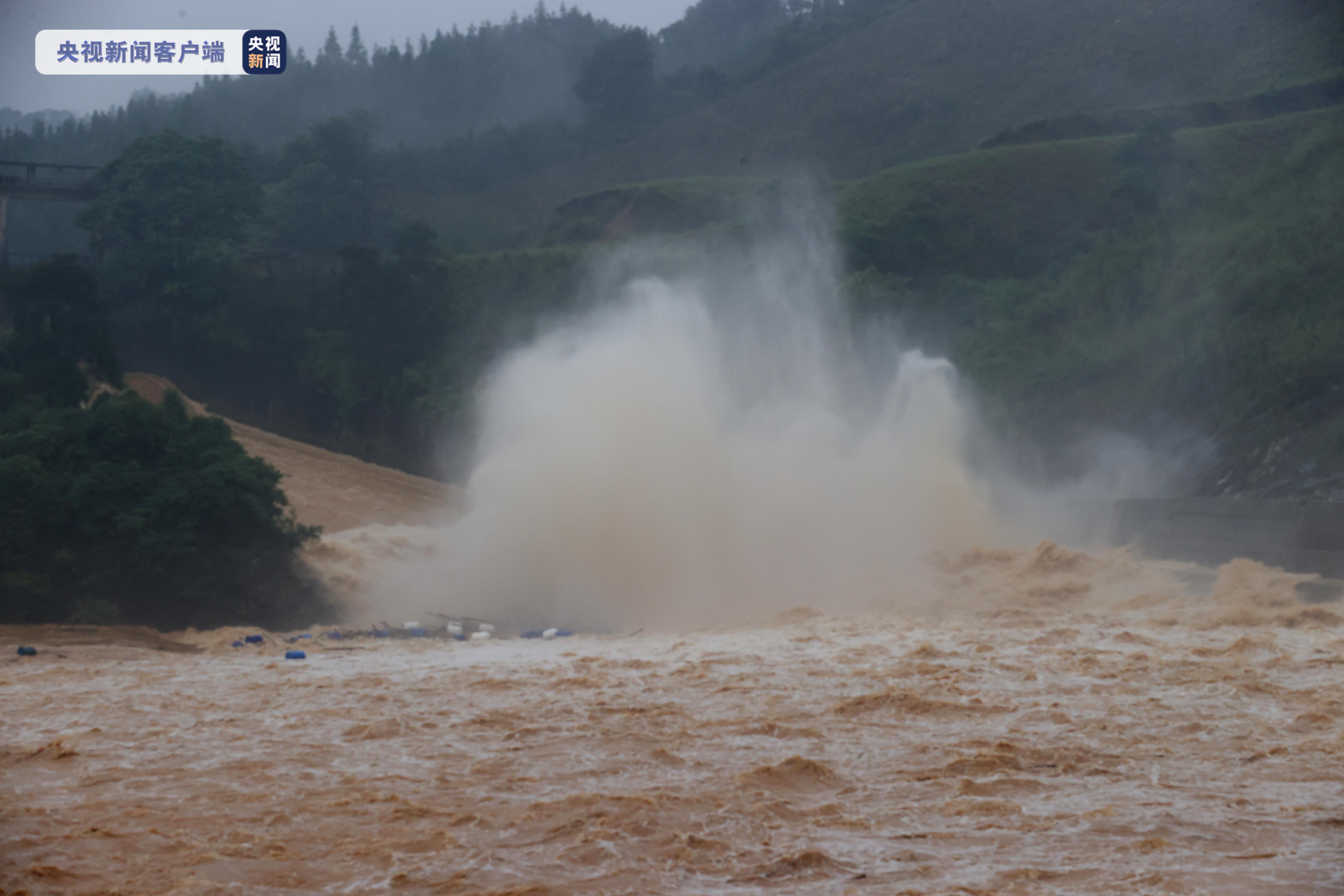 广西柳州最大中型水库开闸泄洪