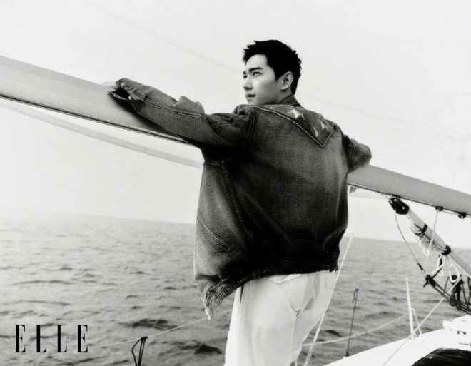 杨洋海上逐浪大片 着卡其色大衣赤脚迎风惬意悠然