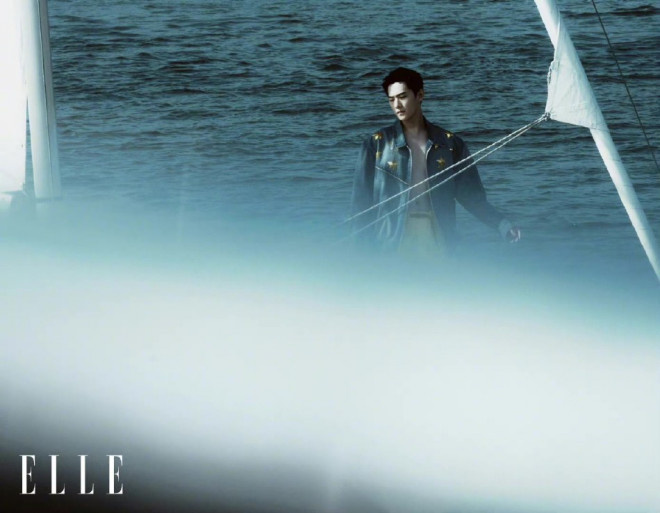 杨洋海上逐浪大片 着卡其色大衣赤脚迎风惬意悠然