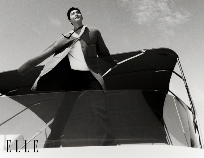 杨洋海上逐浪大片 着卡其色大衣赤脚迎风惬意悠然