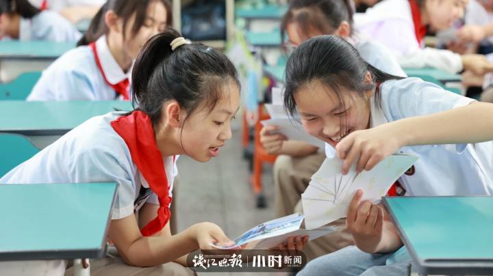 宁波北仑区大榭小学送出的“青春纪念册”(图1)