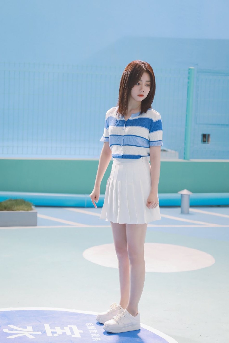 谭松韵蓝白色调穿搭完美侧颜 妆容干净气质清新甜美