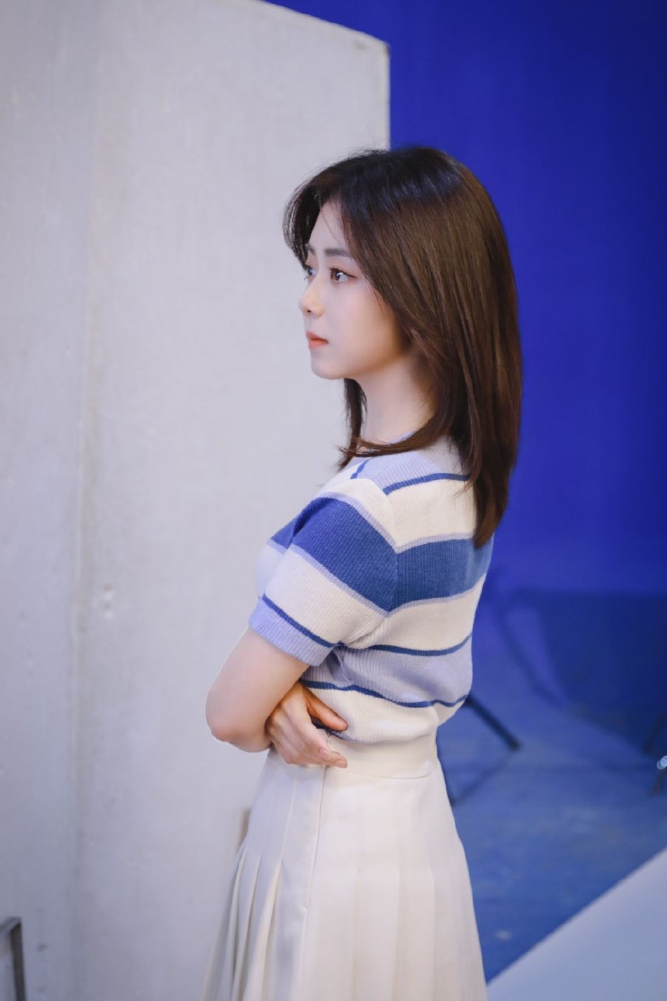 谭松韵蓝白色调穿搭完美侧颜 妆容干净气质清新甜美