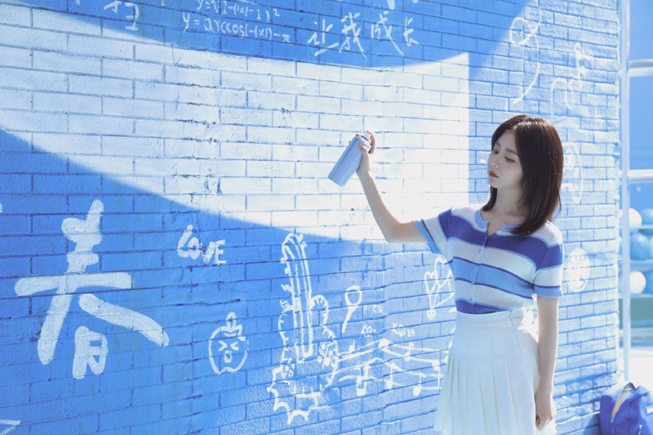 谭松韵蓝白色调穿搭完美侧颜 妆容干净气质清新甜美