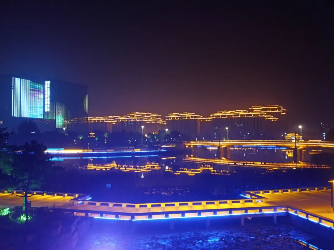 泊车连片,万头攒动,熙熙攘攘,盛况空前,灵寿县城几近万人空巷争睹喷泉