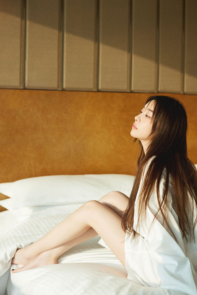 赵小棠发布夏至心动写真 穿宽松白衬衫享受惬意时光