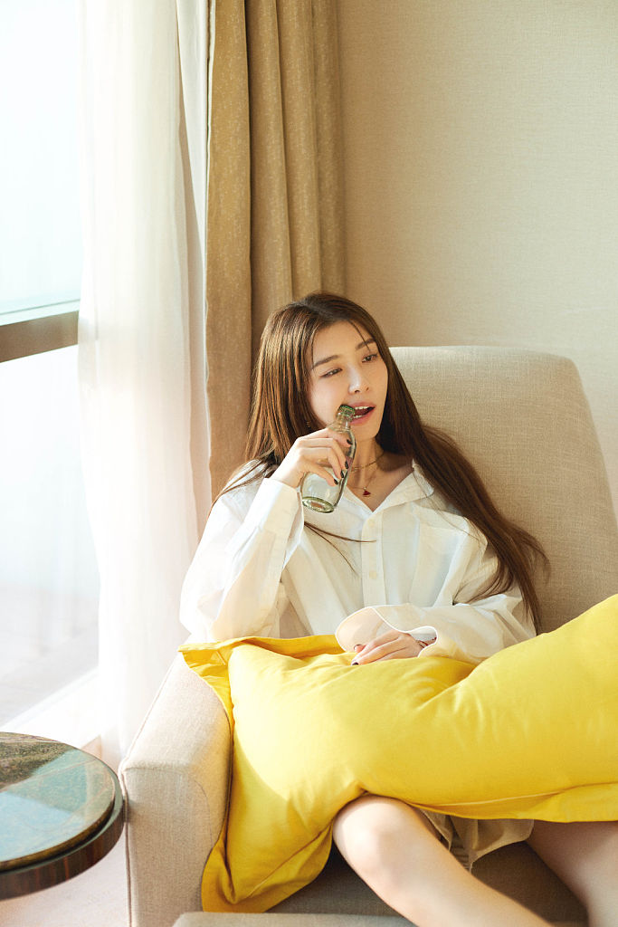 赵小棠发布夏至心动写真 穿宽松白衬衫享受惬意时光