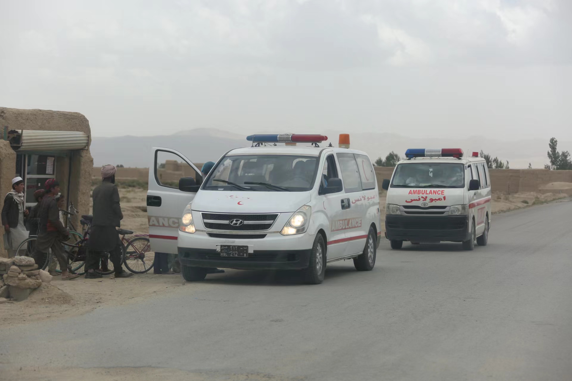 新华社发(塞夫拉赫曼·萨菲摄)6月22日,救护车在阿富汗帕克提卡省