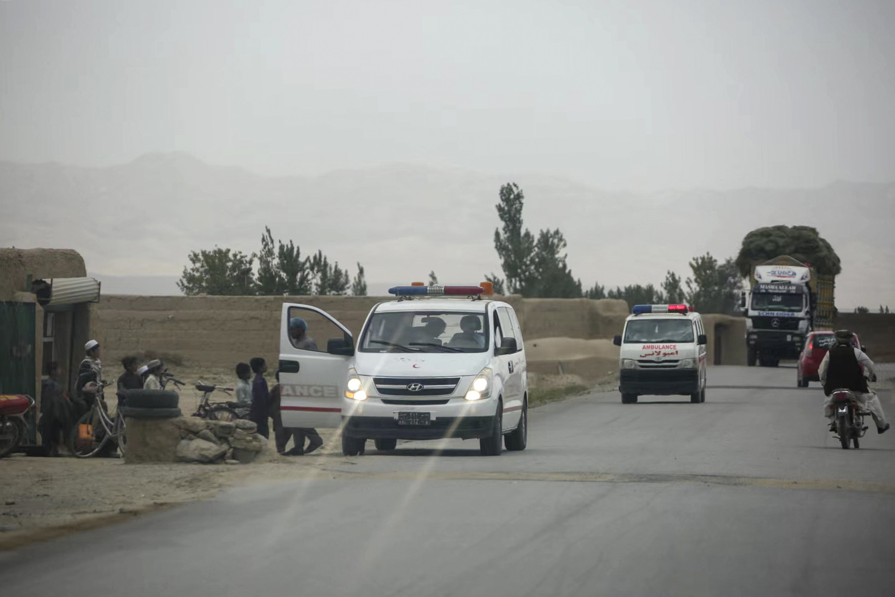 救护车在阿富汗帕克提卡省转移地震伤员