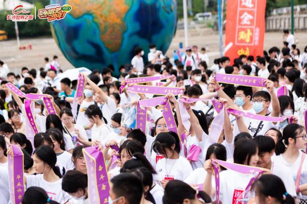 重庆最美女孩原版视频20秒(最美国风毕业礼，千人合唱国乐版孤勇者)