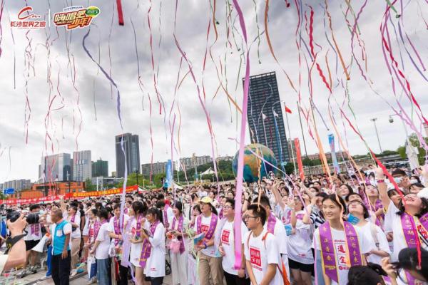 重庆最美女孩原版视频20秒(最美国风毕业礼，千人合唱国乐版孤勇者)