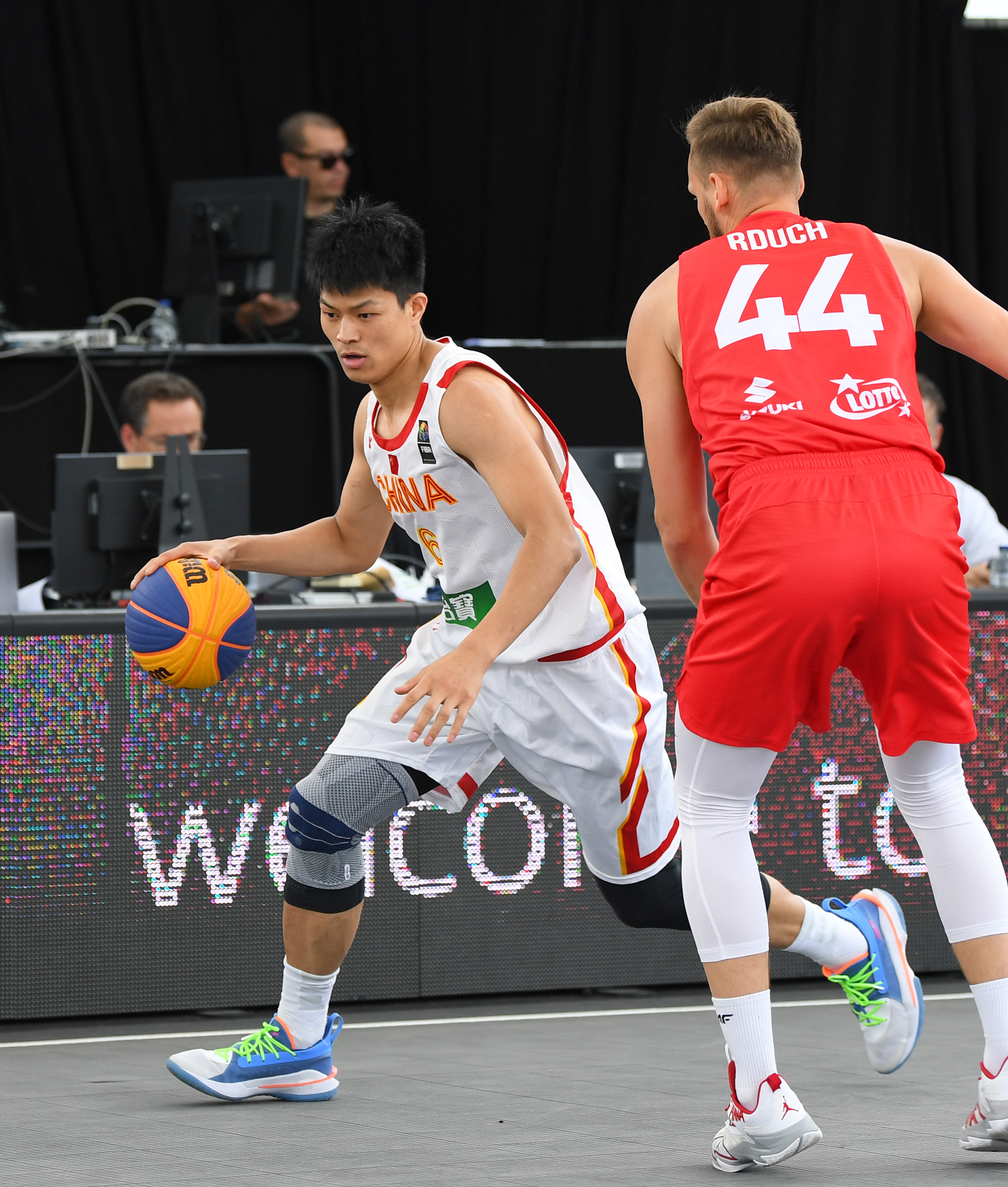 6月24日,中国队球员朱渊博(右)在比赛中投篮.新华社记者 任鹏飞 摄